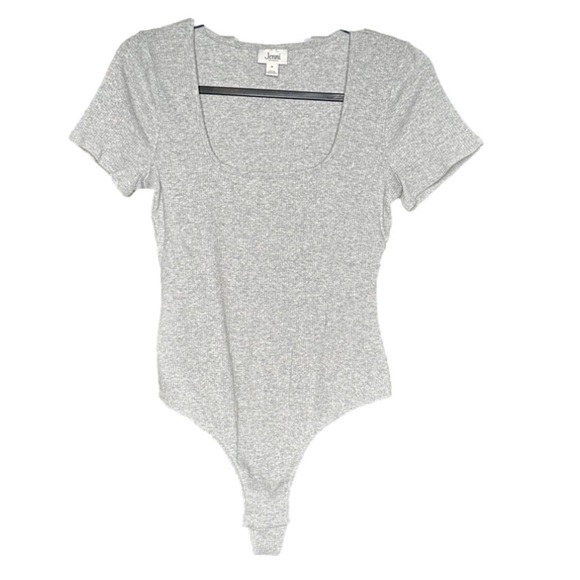 JENNI Sz M Gray Ribbed Short Sleeve Gray Bodysuit New - Picture 1 of 4